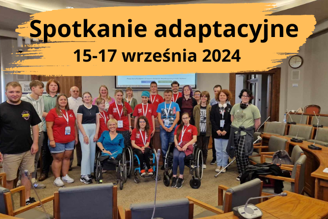 Zdjecie przedstawia uczestników spotkania adaptacyjnego w roko 2023. Na zdjęciu 23 osoby.