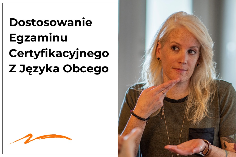 Dziewczyna na zdjęciu używa języka migowego. Gest, który wykonuje, polega na wskazaniu palcem jednej ręki na policzek, a drugą ręką wykonuje otwarty gest skierowany w dół. Wskazywanie na policzek w połączeniu z otwartą dłonią może oznaczać „język” lub „mówić”, w zależności od kontekstu i ruchu.