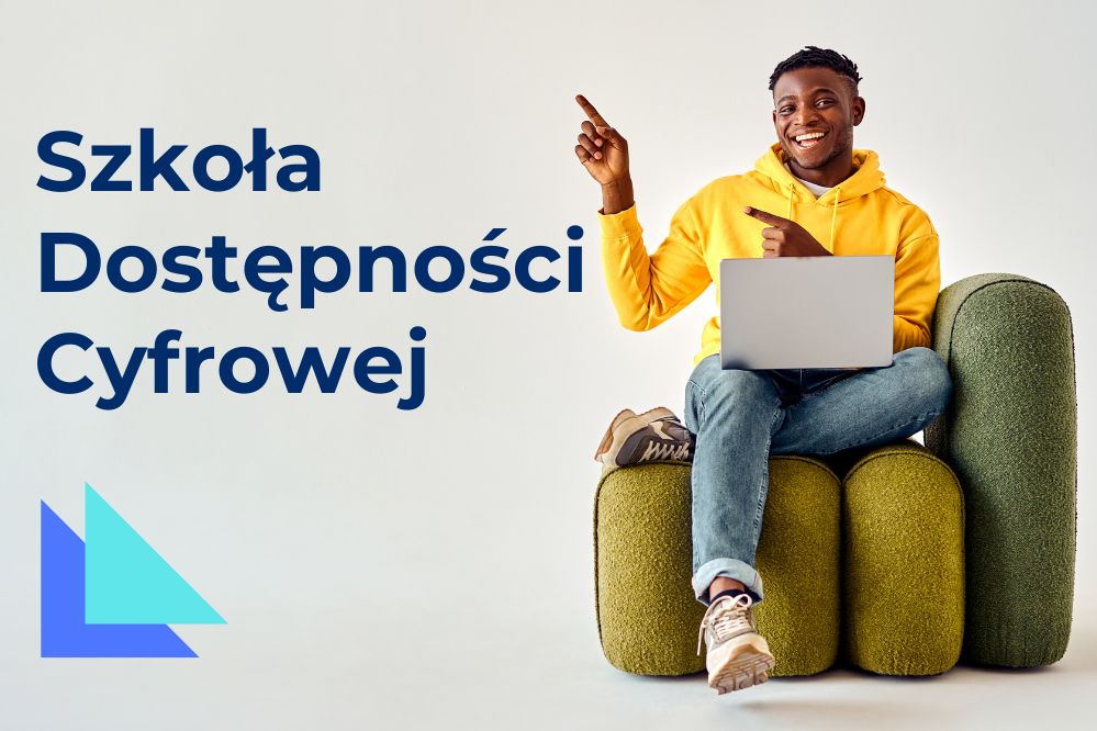 Młody uśmiechnięty chłopak w żółtej bluzie wskazuje na napis Szkoła Dostępności Cyfrowej.